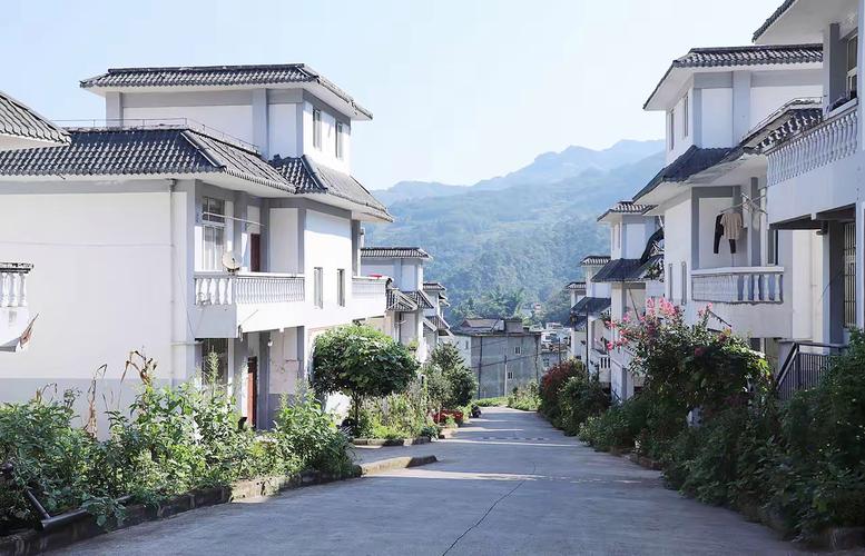 一共有6栋楼,预制楼板房,都是5层高,已经严重影响城市中心的市容市貌
