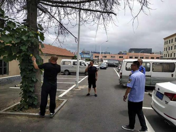 规范市容秩序街道分管领导带领安监科,综合执法中队到辖区同德路周边