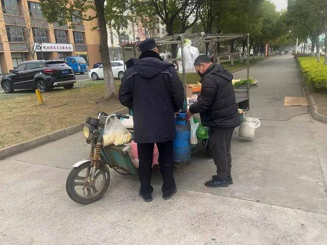 不断提升对流动摊贩的管理效能,形成长效管理机制,确保城乡市容市貌